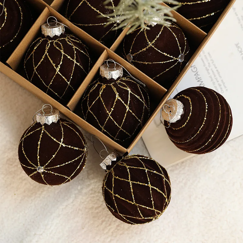 クリスマスツリーに差し込む、1つの小さな光はどんな意味を持つ？
