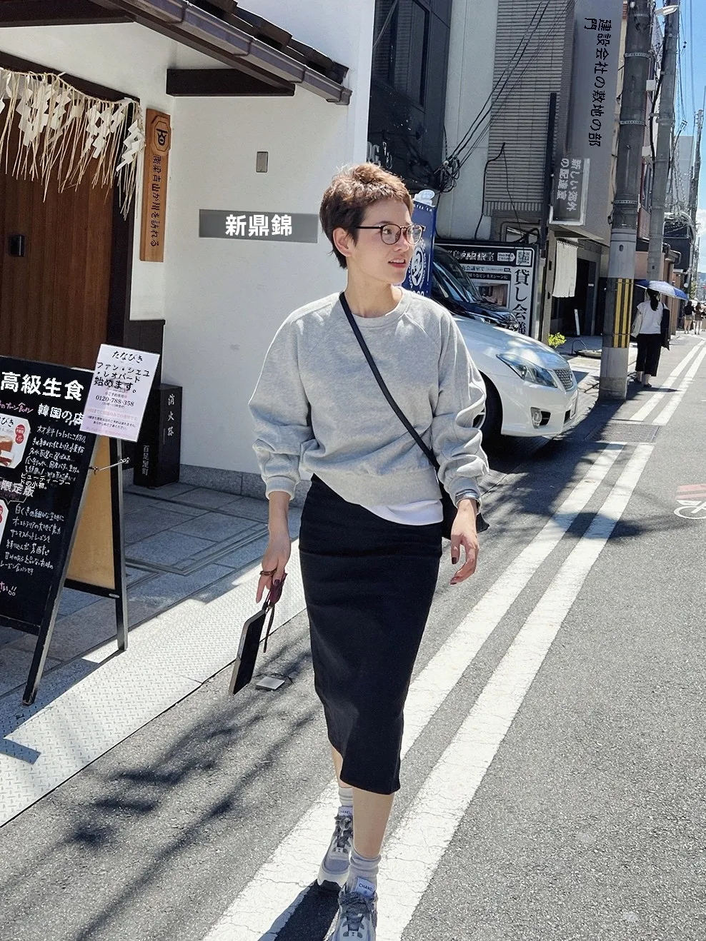 大人可愛い服 40代コーデの秘密：レトロデザインネックスウェットの着こなし術