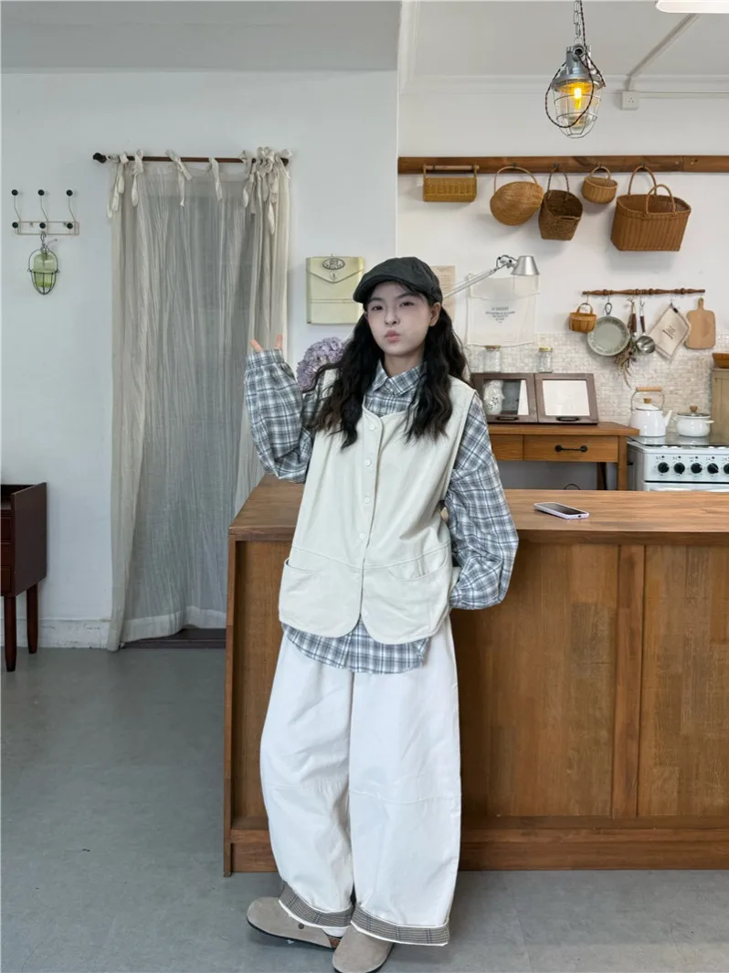 チェックシャツコーデ 40代に最適なゆったりフィットの格子シャツとセットアップの組み合わせ