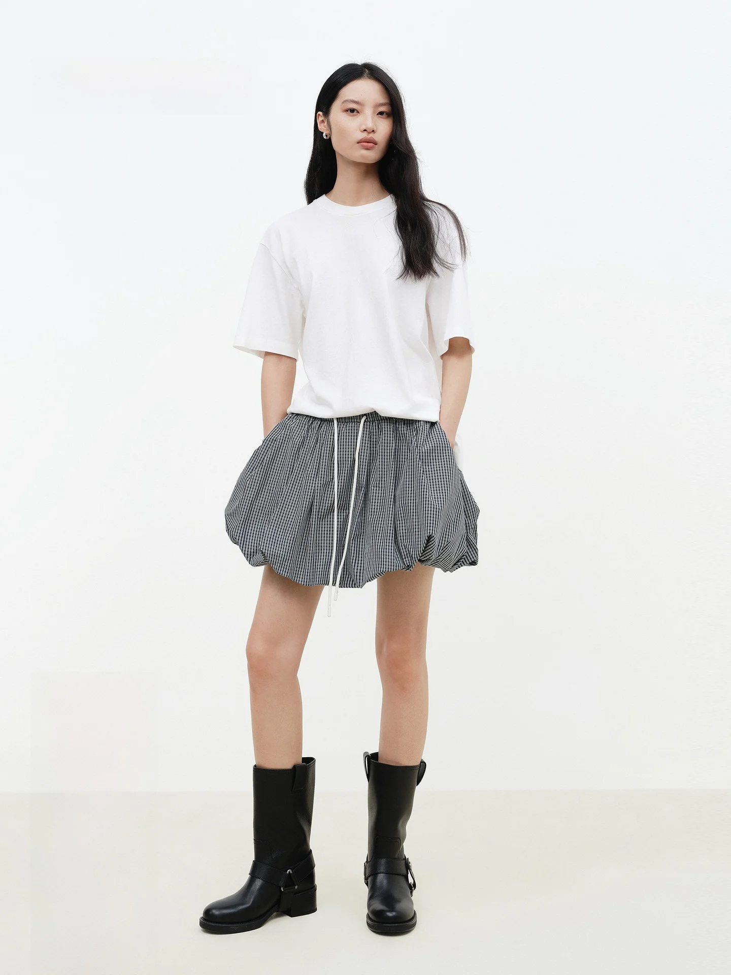 背中結びデザインのTシャツでどう着こなす？春の日常に合うアレンジのコツを解説
