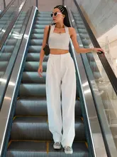 ハイウエストでドレープ感のある秋の白いゆったりとした着痩せ効果のある服