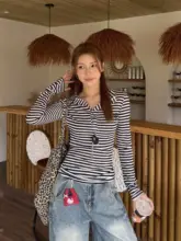 トレンド感満載のレトロストライプフード付きタイトシルエット長袖Tシャツ【春用・女性用・スリムデザイン】