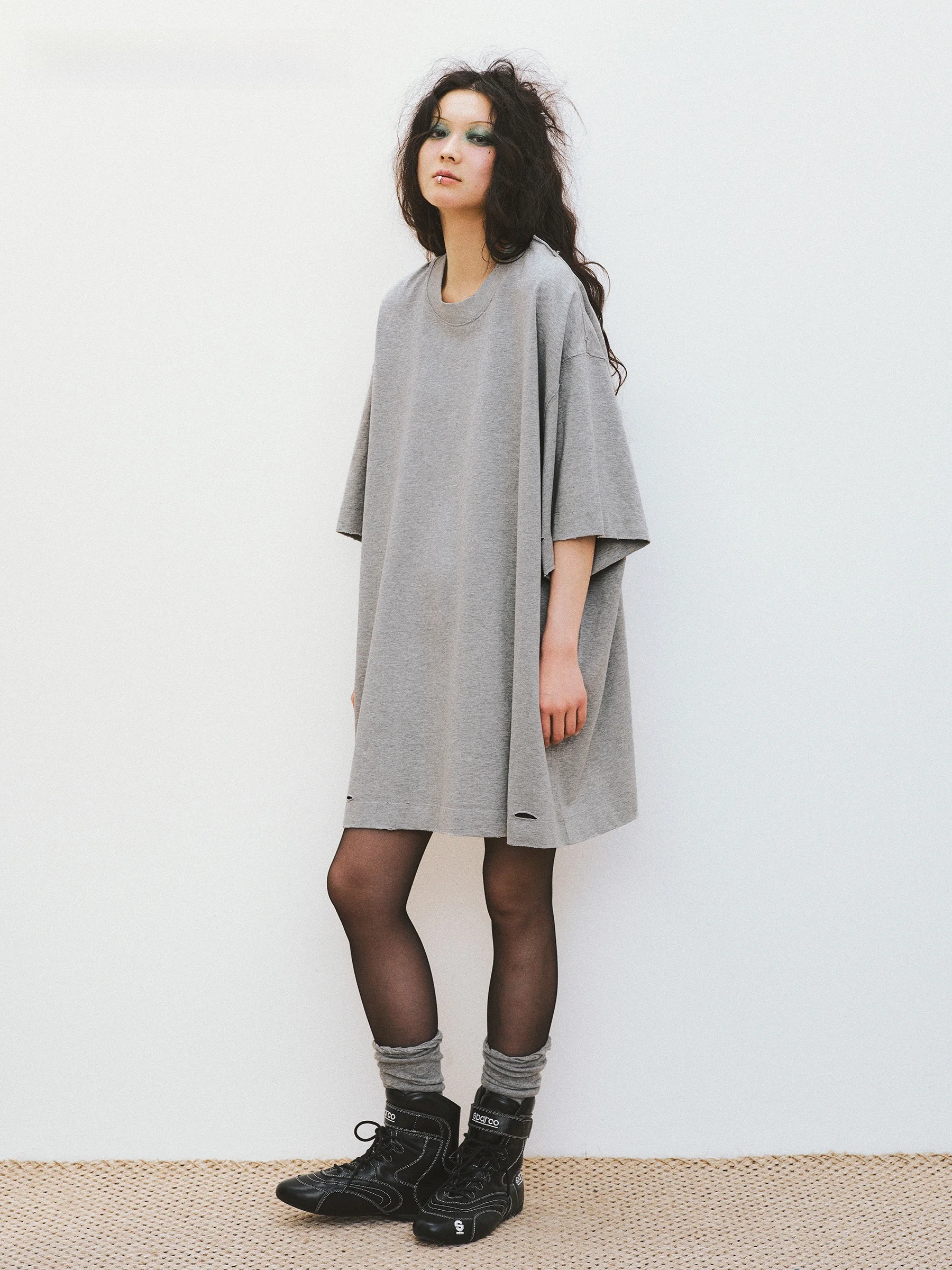 色褪せたTシャツを選ぶべき理由は？ヴィンテージ風の「風合い」が通勤や日常に与える影響とは