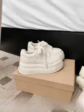 女性用厚底カジュアルスニーカー【ラウンドトゥ・白色・スポーティー・極上の柔らかさ】