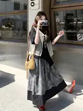 黒の透かし彫りベストとイレギュラーなカジュアルTシャツ