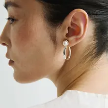 白色珍珠の大きなフープイヤリング【秋冬・高級感・シンプルデザイン】