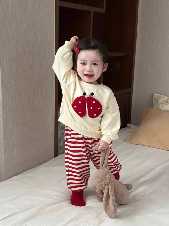 女の子用 春秋向けカジュアルウェア【長袖スウェットとパンツ・かわいいキャラクターデザイン】（セットアップ対応）