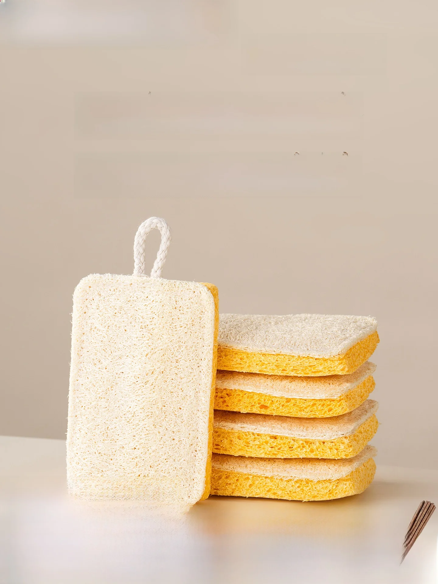 両面使用可能なキッチン用スポンジクリーナー：木材パルプ素材による除菌効果と実用性の検証