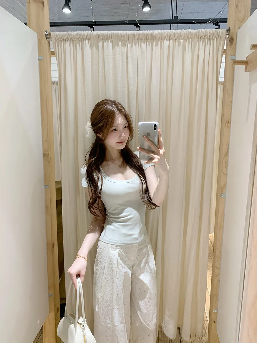 だぼっとしたズボンのコーデをどうする？水玉模様のゆったりワイドレッグパンツで解決する春夏のカジュアルスタイル