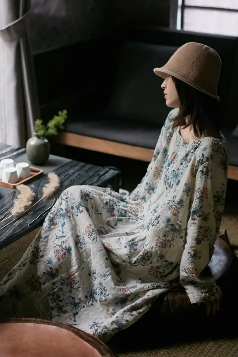 リネン混合素材の春秋用ワンピース【ゆったりシルエット・田舎風・プリントロングスカート】
