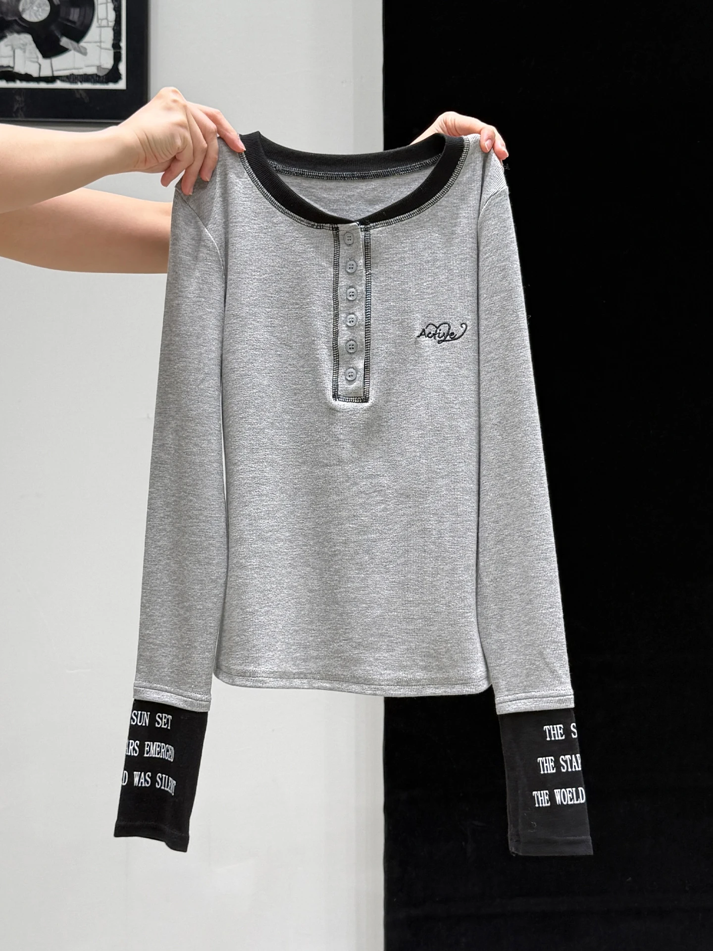 tシャツ シャツ 重ね着 レディース どうやって着るの？アメリカンレトロスタイルの灰の刺繍Tシャツが解決する3つの着こなしの秘密
