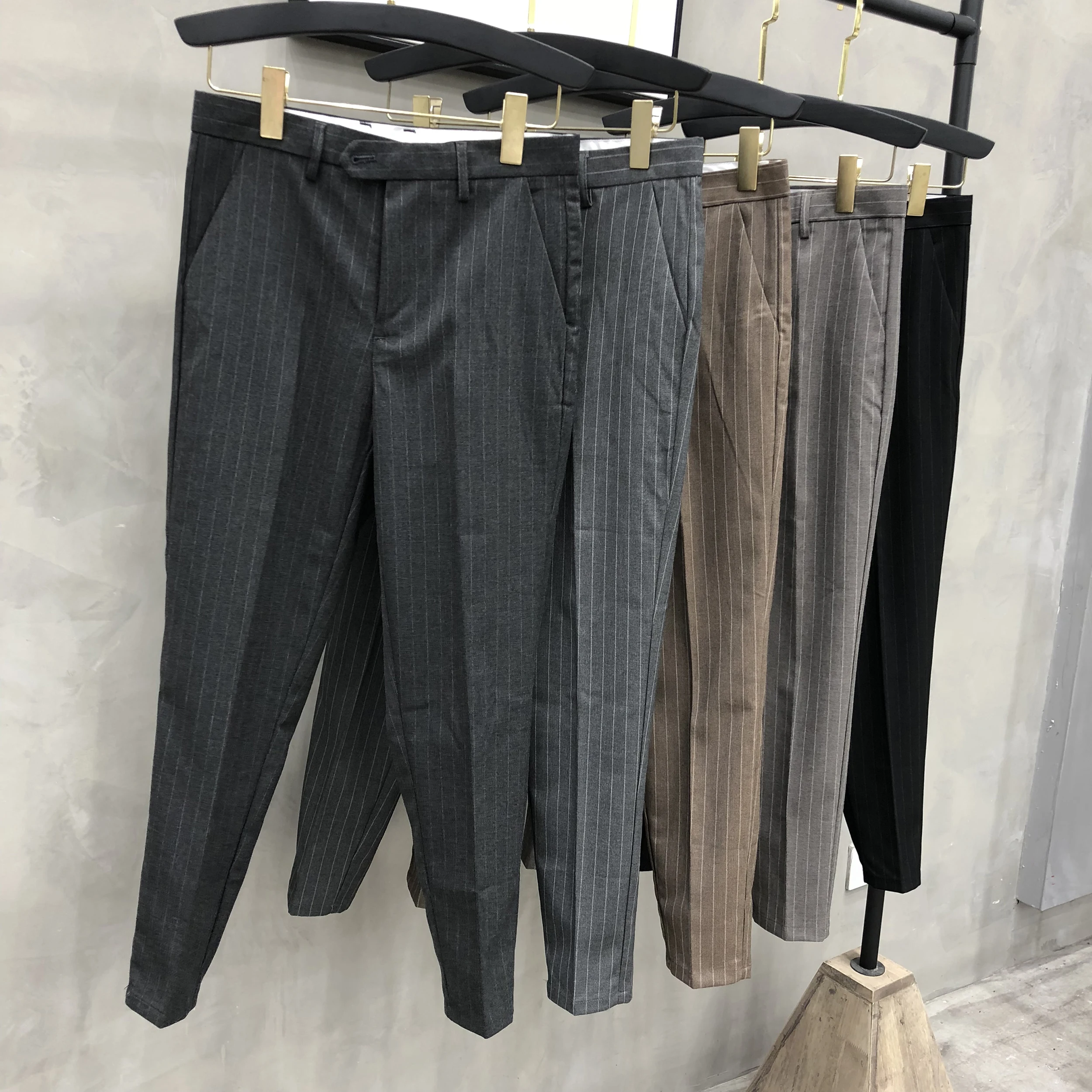 ストライプデザインのテーパードパンツ：メンズカジュアルに最適な実用性と着用感