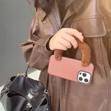 秋冬用赤色ハンドストラップ付きスマホケース【iPhone対応・高級感あるデザイン】