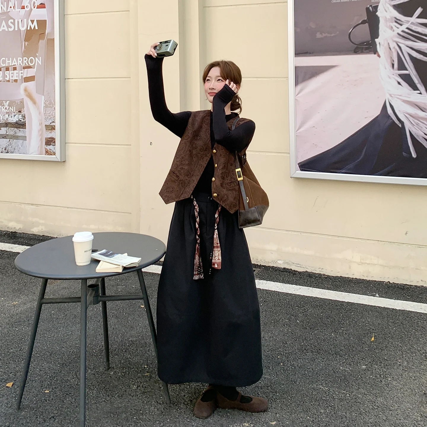カーキニットベストコーデ：通勤風の大人っぽいスタイルを実現する2点セットの使い方