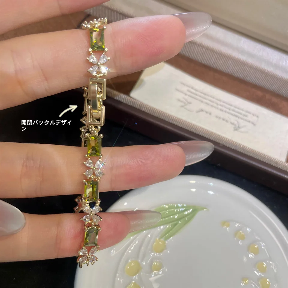 オリーブグリーンのクリスタル風ブレスレット【洗練されたデザイン・軽やかさ】