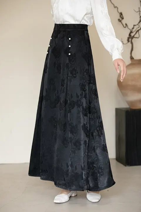 華やかなデザインの黒い国風フレアスカート【パール装飾・プリーツ入り・秋季向け】（セットアップ対応）