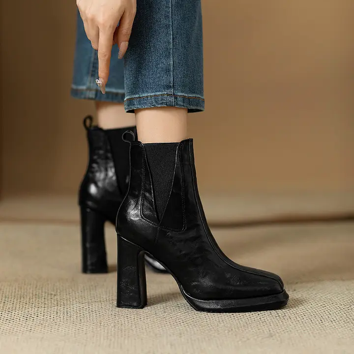 極上の柔らかさのショートブーツ【防水・粗ヒール・ブラック・羊革】