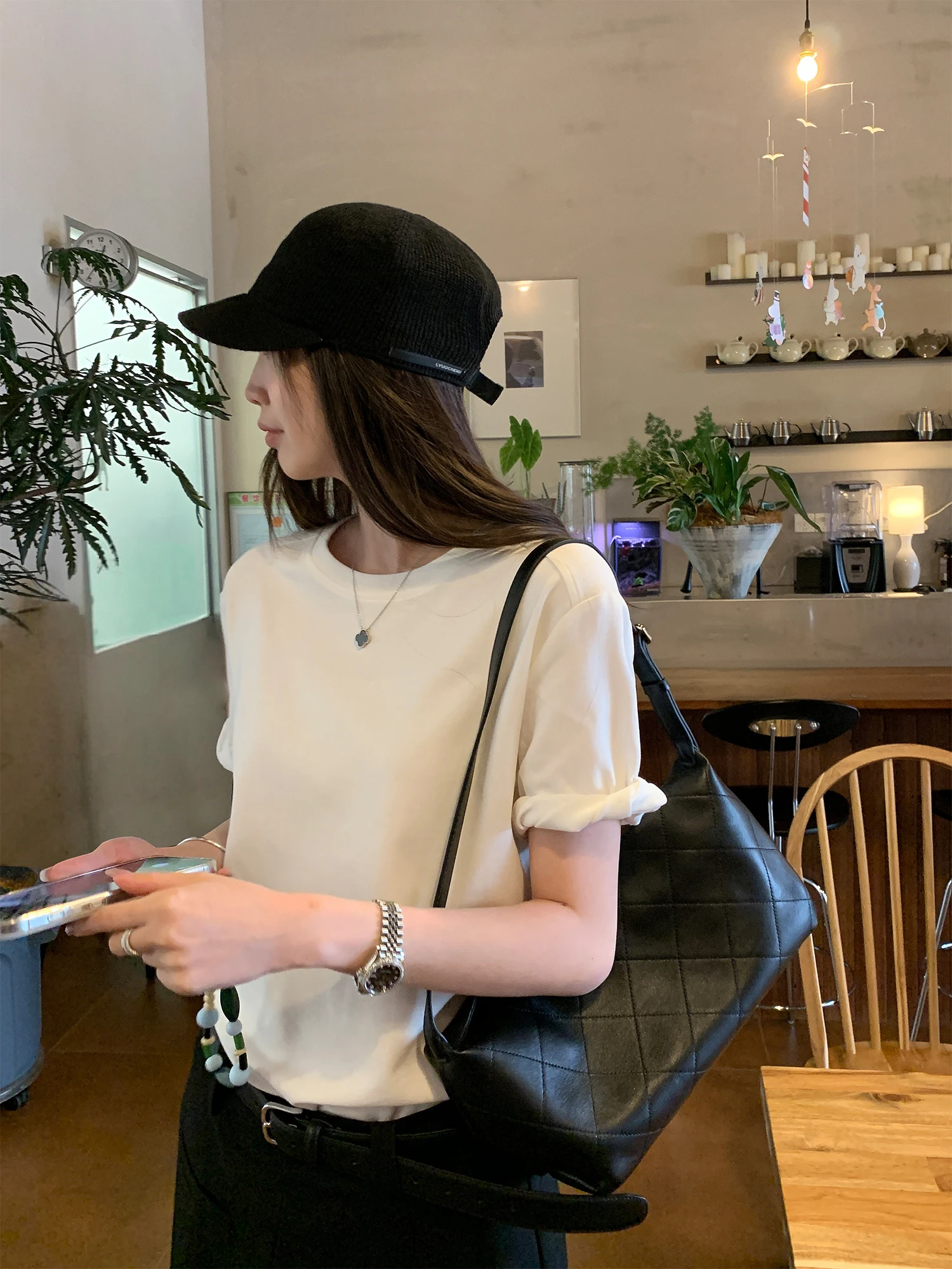 立体的なねじれ袖Tシャツ：柔光棉フリルエッジで快適な夏の着心地を実現