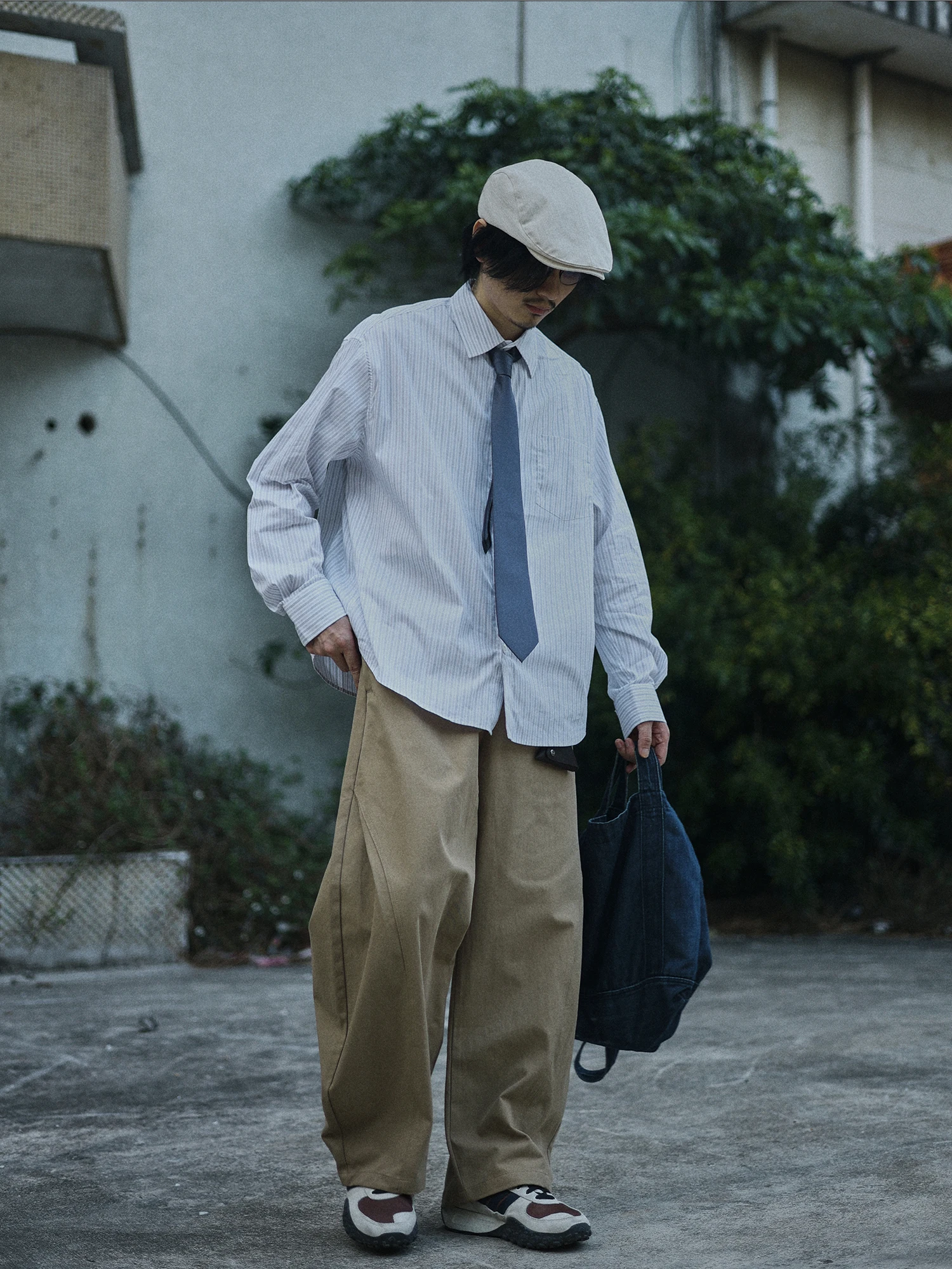 白衣メンズ人気の本質は？「清潔感」と「ゆとり」が融合した1着が今、通勤と日常を救う