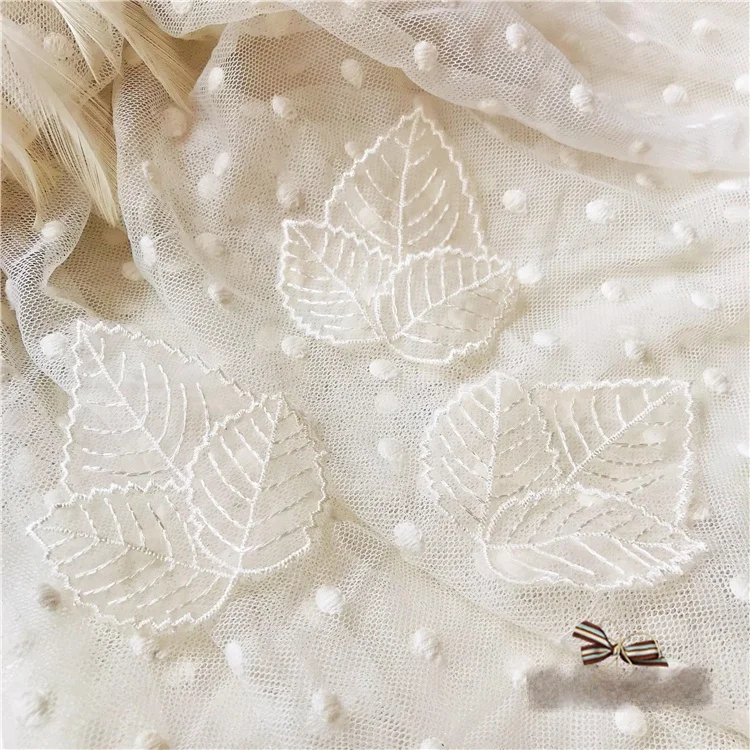 レース刺繍が通勤スタイルを救うには？その本質と使い方を解き明かす
