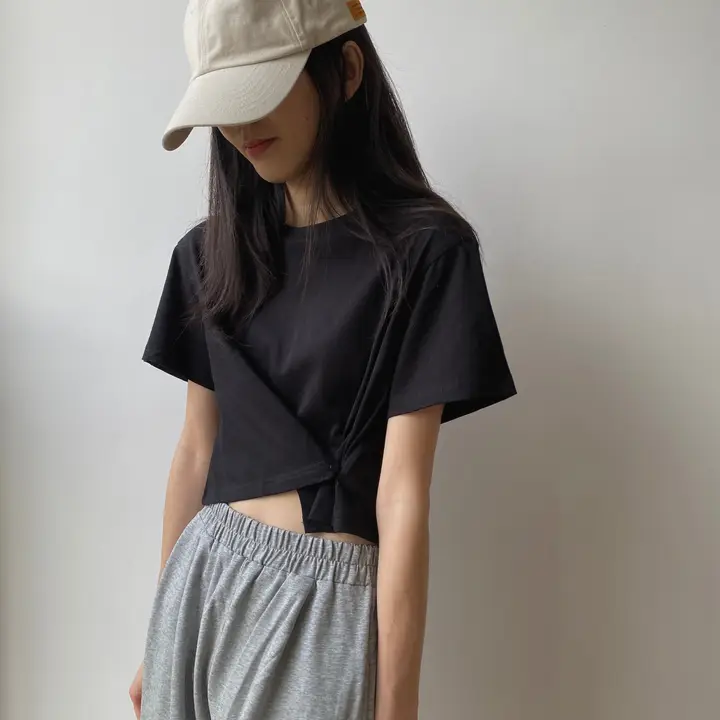 デザイン性の高い女性用ショートTシャツ【丸首・タイトフィット・ハイウエスト・ブラック】