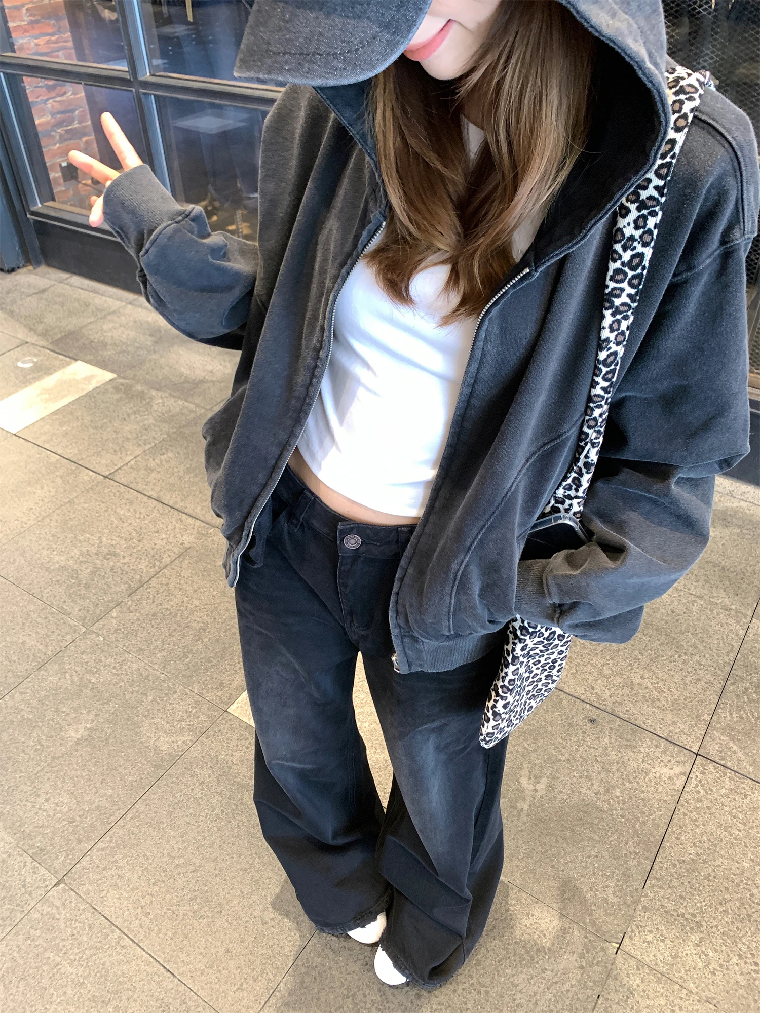 フード付きパーカーをどう  選ぶ？春の通勤スタイルに最適な「片面感のあるジップアップ」がここに！