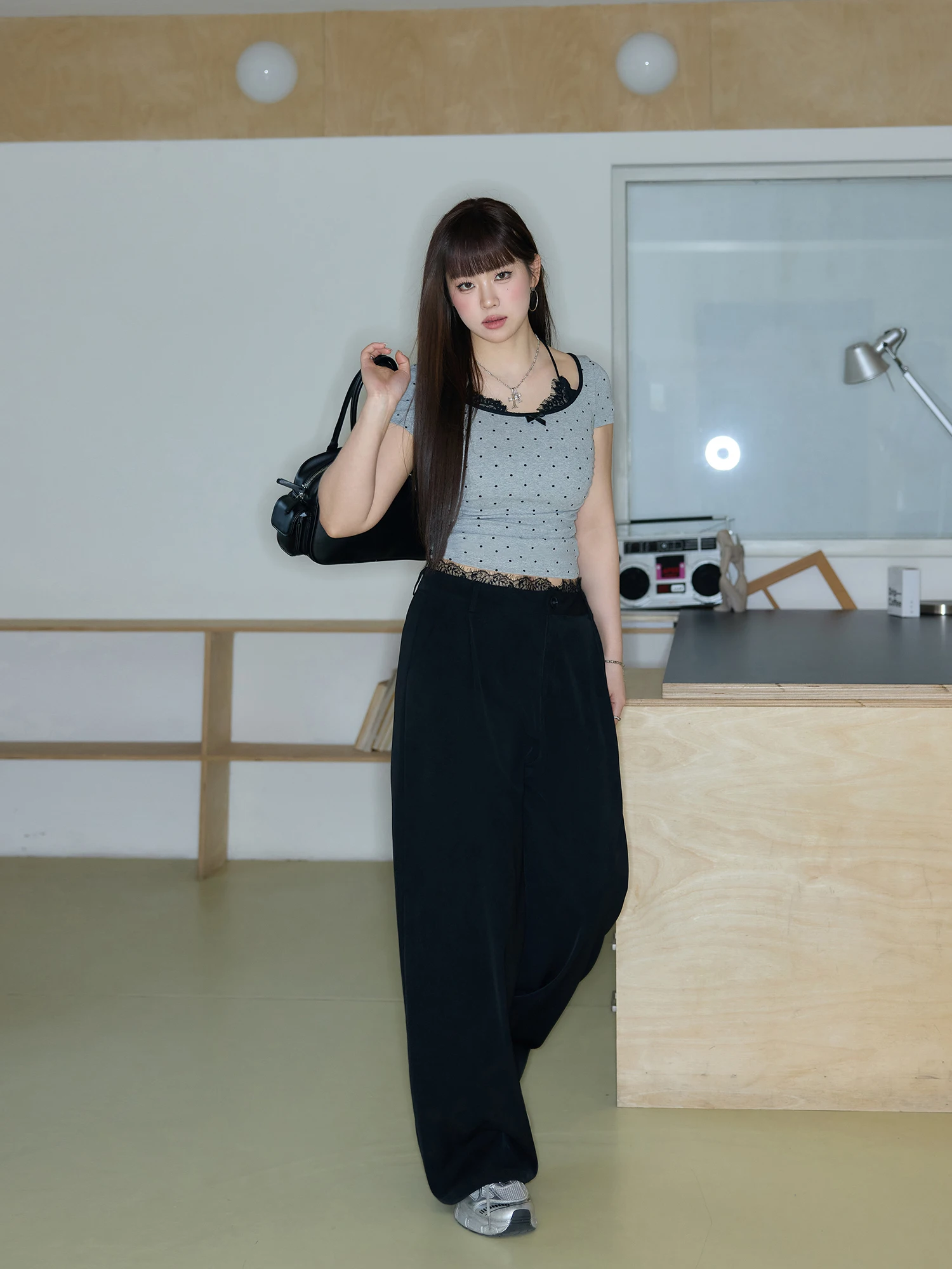 20代後半の通勤スタイルに欠かせない「スリム感とエレガンスを兼ね備えたセットアップ」は？