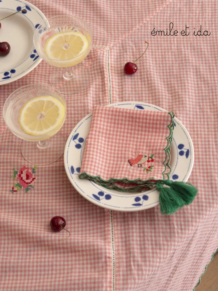 春らしいチェック柄の刺繍入りスクエアテーブルクロス：フレンチカントリー風で野餐やレストランに最適なデザイン