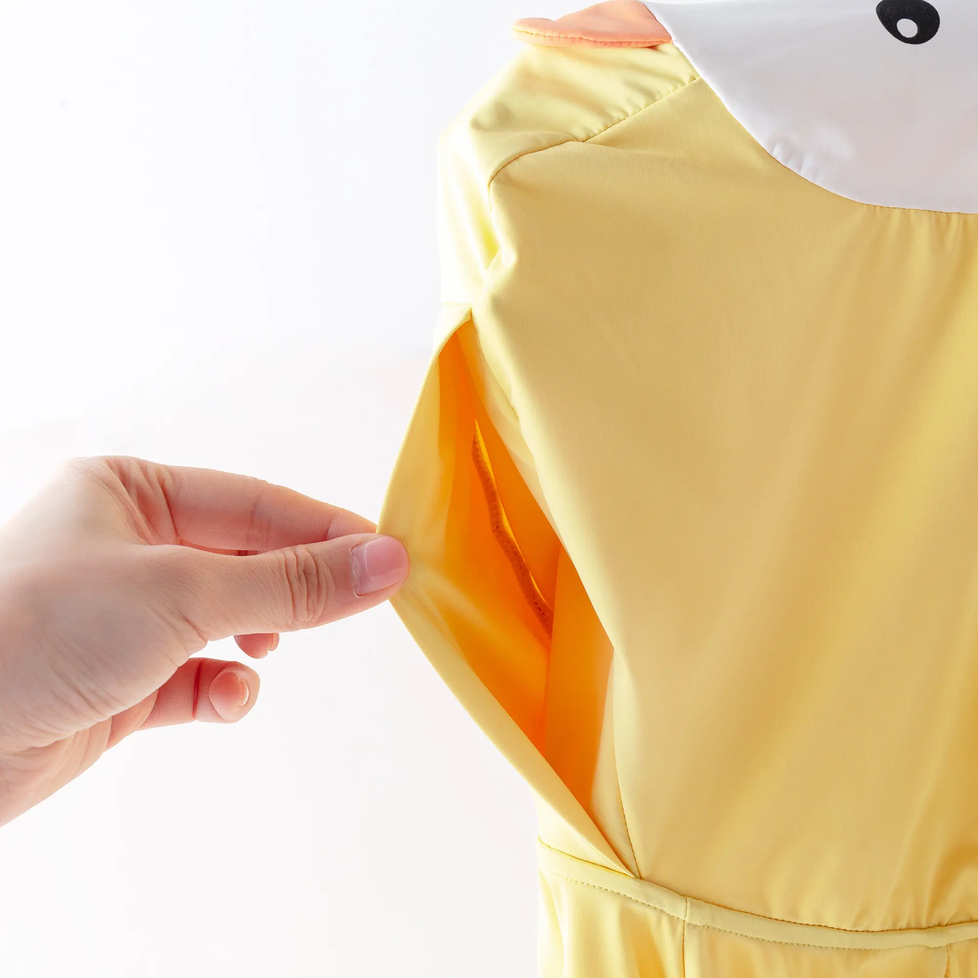 雨具選びで迷うなら、子供の通勤スタイルを支える「薄手UVカットコート」はどう選ぶ？