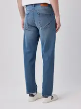 水洗い加工の浅青色デニムパンツ【春秋用・ストレート・カジュアル通勤】