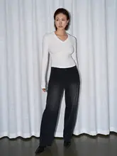 トレンドを意識したシンプルなデザインの低腰ワイドデニムパンツ【フィット・カ  ーゴスタイル】（セットアップ対応）