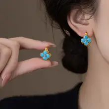 立体的な緑松風花柄ピアス【エレガントなデザイン・フレンチスタイル・高級感】