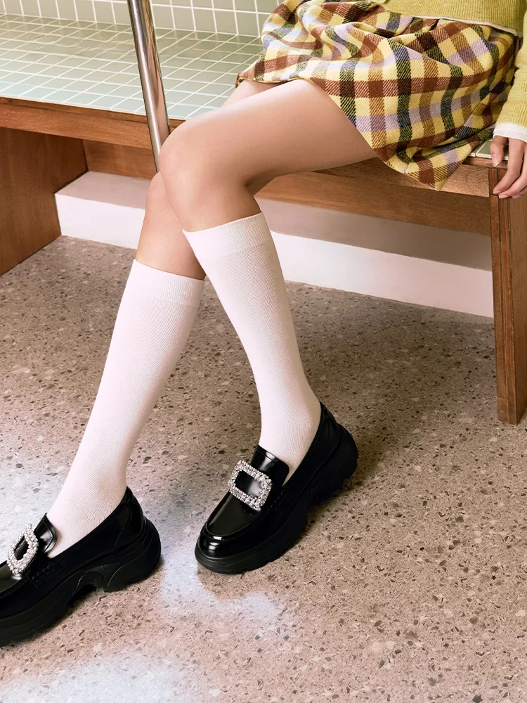厚底ローファー【スクエアバックル・ラメストーン装飾】の実用性とシーン別使い方