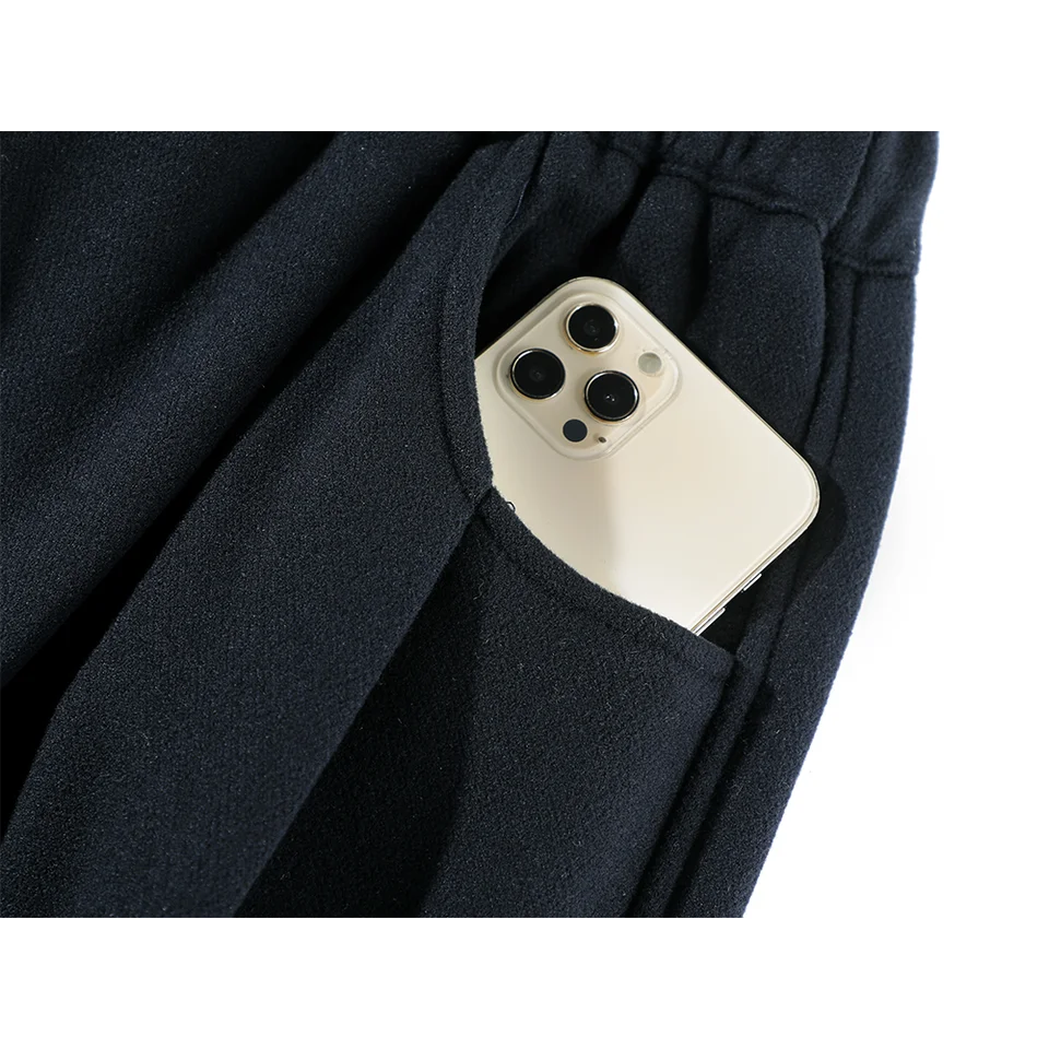 レトロなデザインのハイウエスト黒のカジュアルパンツ【秋冬用・ストレート・体型カバー】