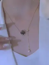 黒い山茶花デザインのネックレス【パールフリンジ・プル式・個性的・カジュアル】