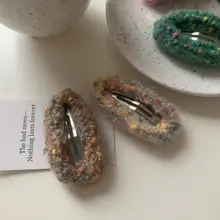 レトロなクリスマスデザインの毛糸編み込みヘアクリップ【カラフル・ふわふわ・秋冬用】
