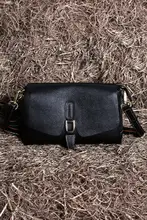 シンプルなデザインの本革ミニショルダーバッグ【三つの仕切り・フラップ付き・柔らかいレザー】