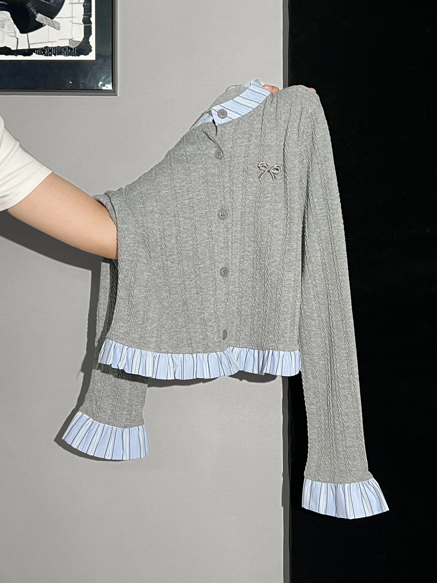 長袖Tシャツとリボン刺繍カーディガンの重ね着風ジャケット：通勤風のスリムフィットスタイル