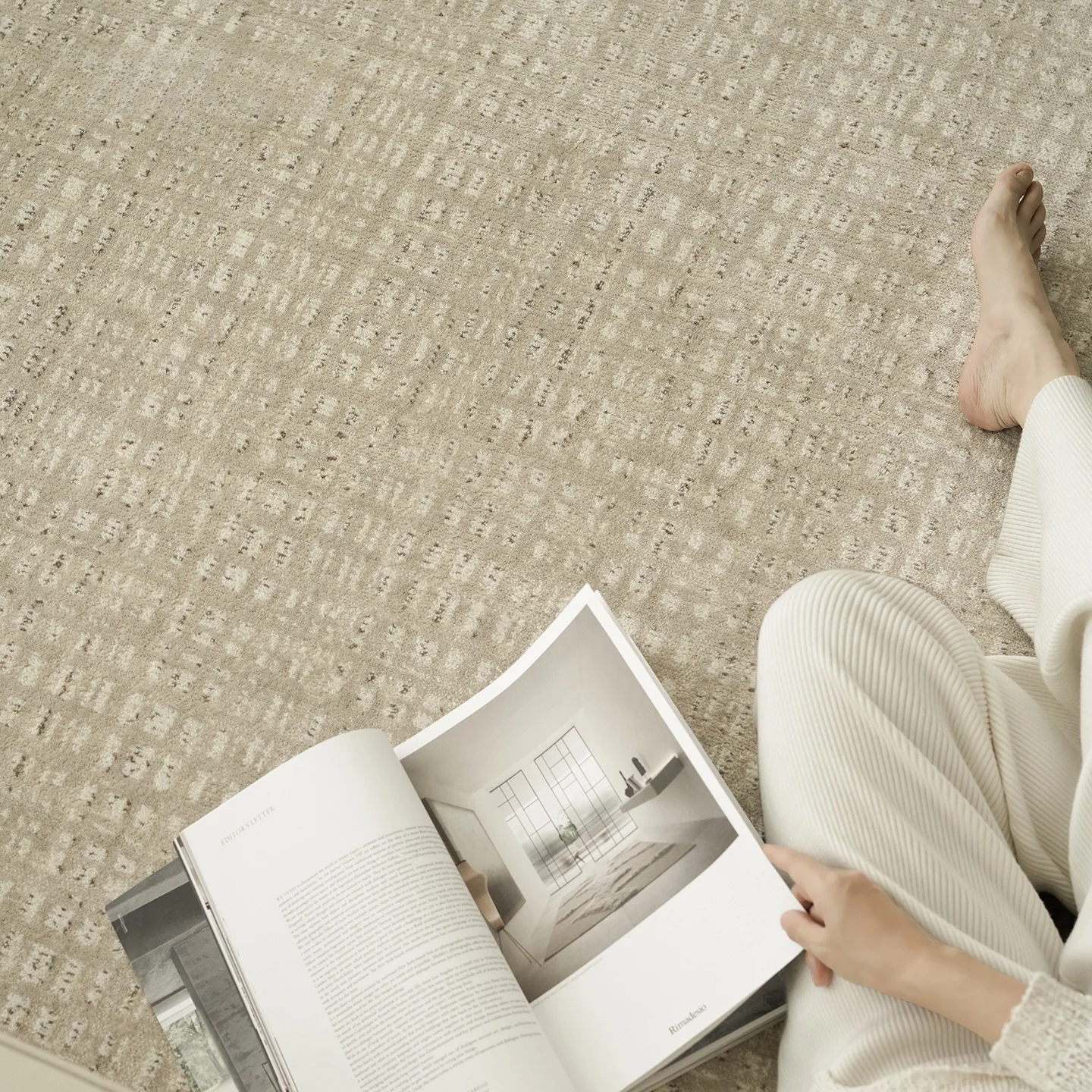 BACKTO モダンウールラグ：リビングに合う高級感あるシンプルデザインの実用性を検証