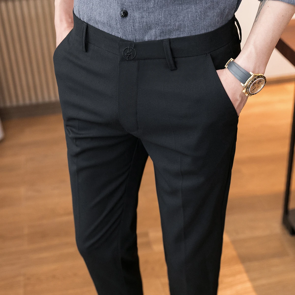 刺繍入り九分丈パンツ：ビジネスシーンで快適な夏用スタイルを実現