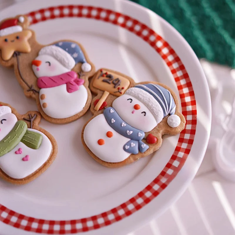 クリスマス雪だるまデザインのアイシングクッキー型：韓式カートンで楽しめるプレゼント用デザイン