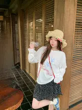 白いプリントTシャツと黒い花柄スカートの夏用レディースコーディネート（セットアップ対応）