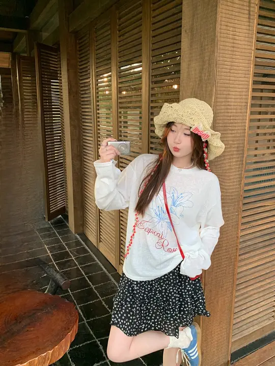 白いプリントTシャツと黒い花柄スカートの夏用レディースコーディネート（セットアップ対応）