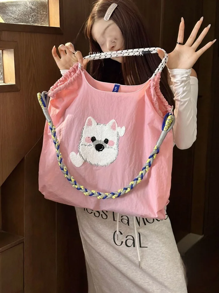 刺繍入りナイロン製かごバッグ：女性向けショッピングバッグの実用性と使い方