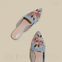 春秋用先端刺繍デザインのフラットミュールシューズ【フラワープリント・カジュ  アル・外出用】（セットアップ対応）
