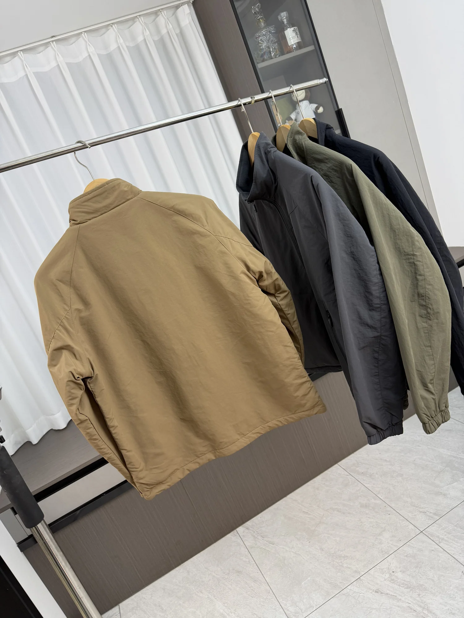 リバーシブル防水アウトドアジャケット：秋冬に最適なカジュアル立襟デザインの実用性解析