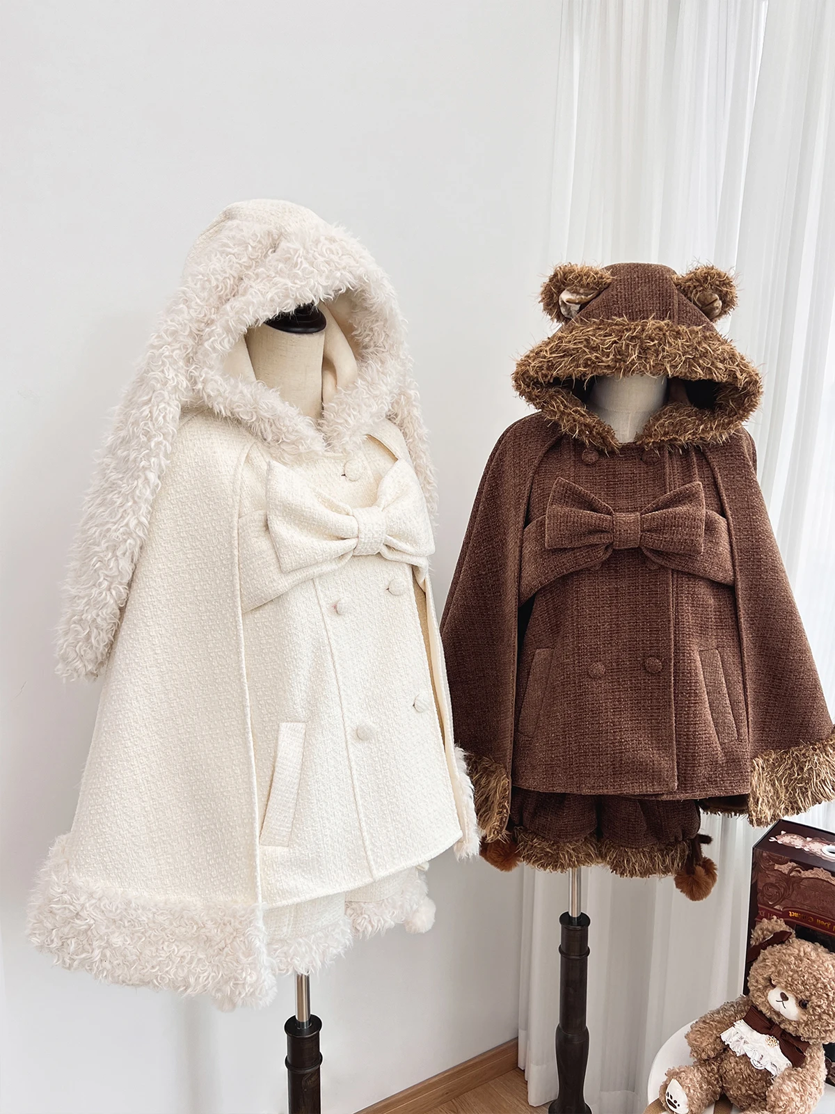 ロリタファッションの心を動かす、ウサギとクマの耳が輝くケープコートは？