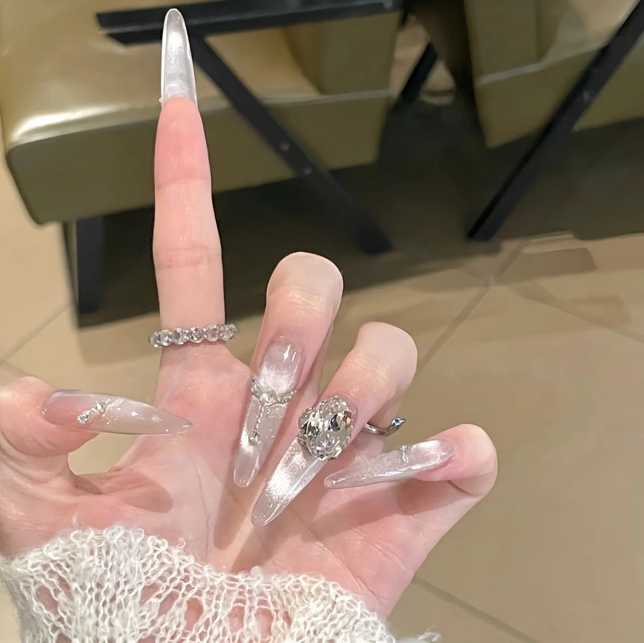 大人うねうねネイルの仕上がり例：柔らかなバラ色猫眼ネイル【フランス風・K9チェーン・デザイン】