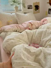 クリームイエローとピンクの小花柄のしわ加工ファブリックベッドカバ ー【学生用・シングル】（セットアップ対応）