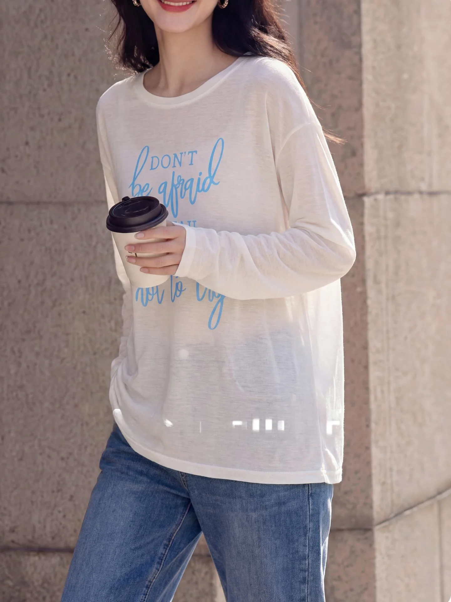 日焼けに強いTシャツはどう選ぶ？通勤風の白い長袖Tシャツが解決する夏の悩み